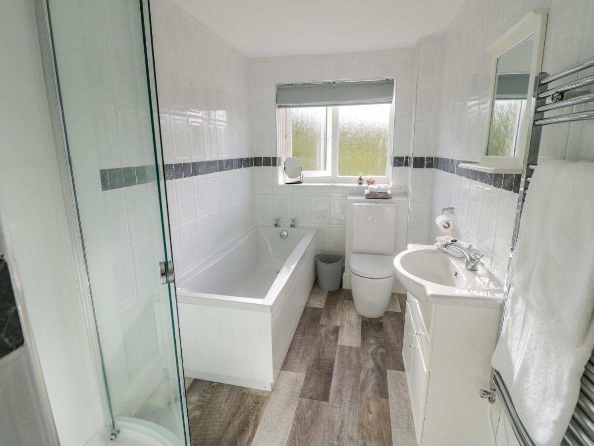 Meadowfields Villa Kidderminster Exterior photo