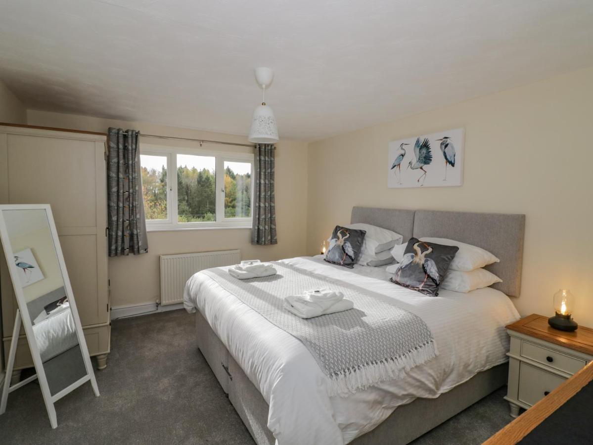 Meadowfields Villa Kidderminster Exterior photo