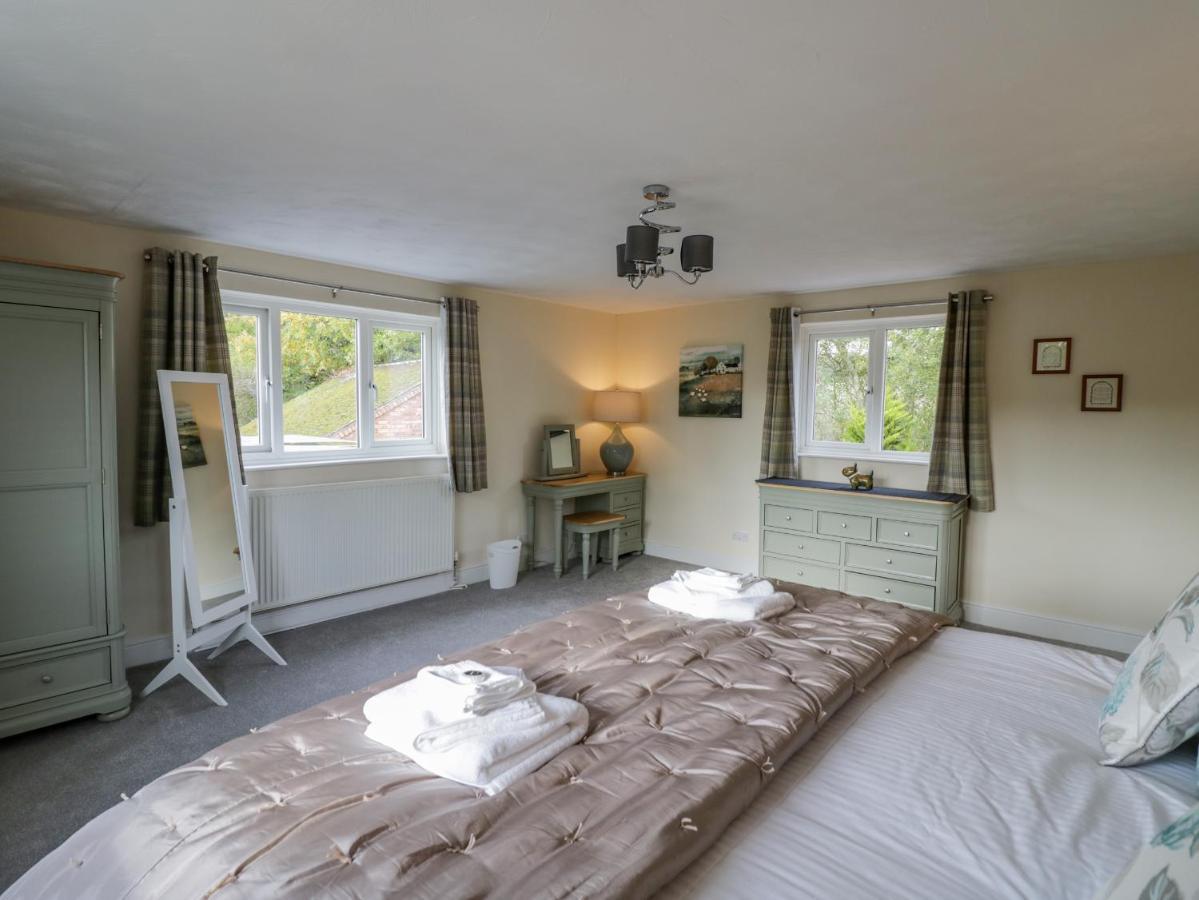 Meadowfields Villa Kidderminster Exterior photo