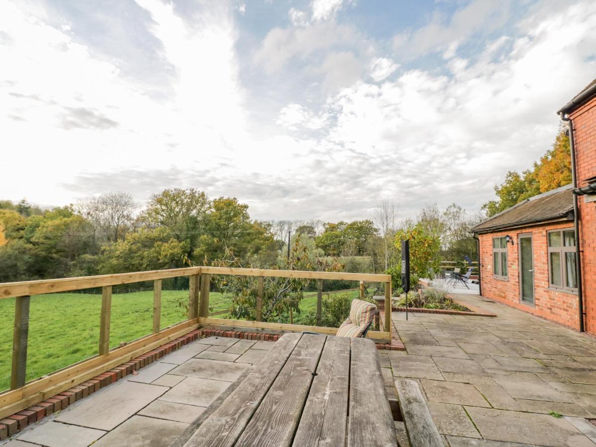 Meadowfields Villa Kidderminster Exterior photo